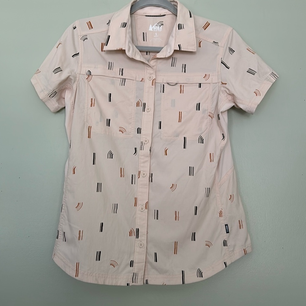 REI Ivory Short-Sleeve Button-Down with Black and Brown Print